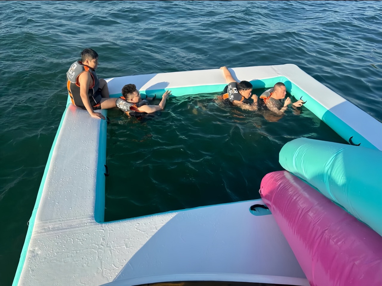 inflatable ocean pool with net