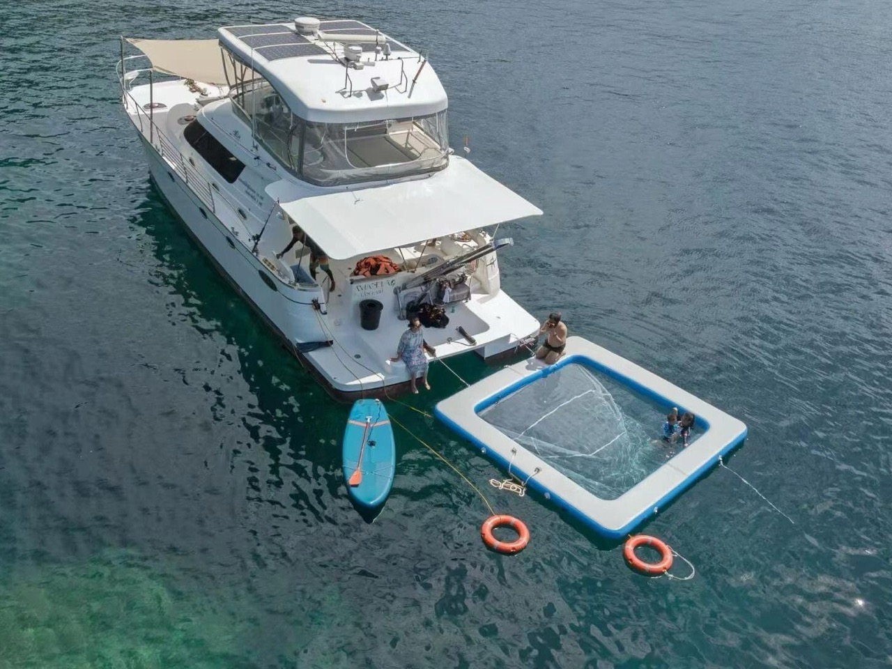 inflatable sea pool with platform