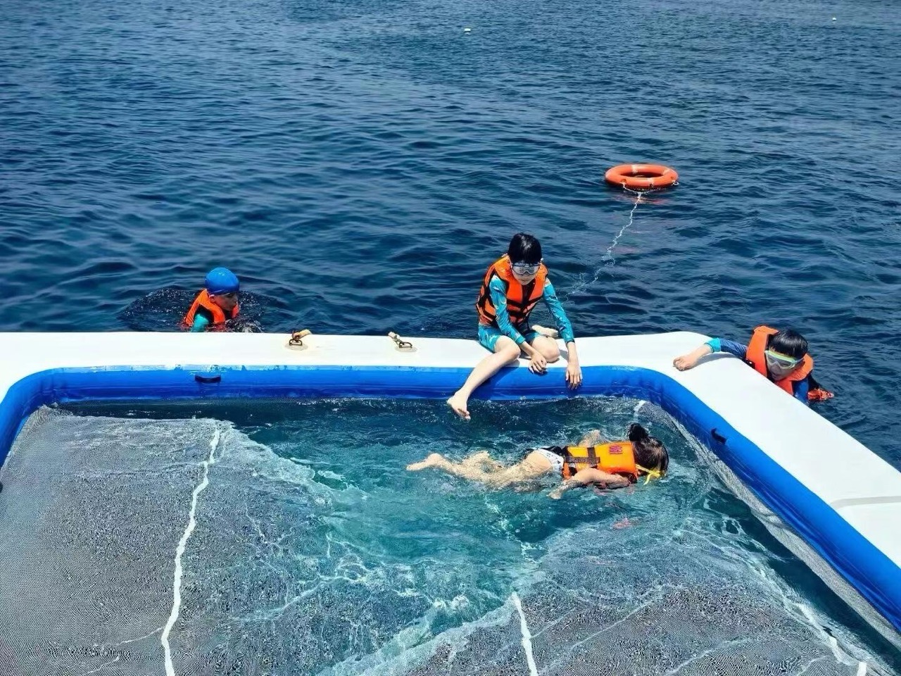 inflatable ocean pool with net